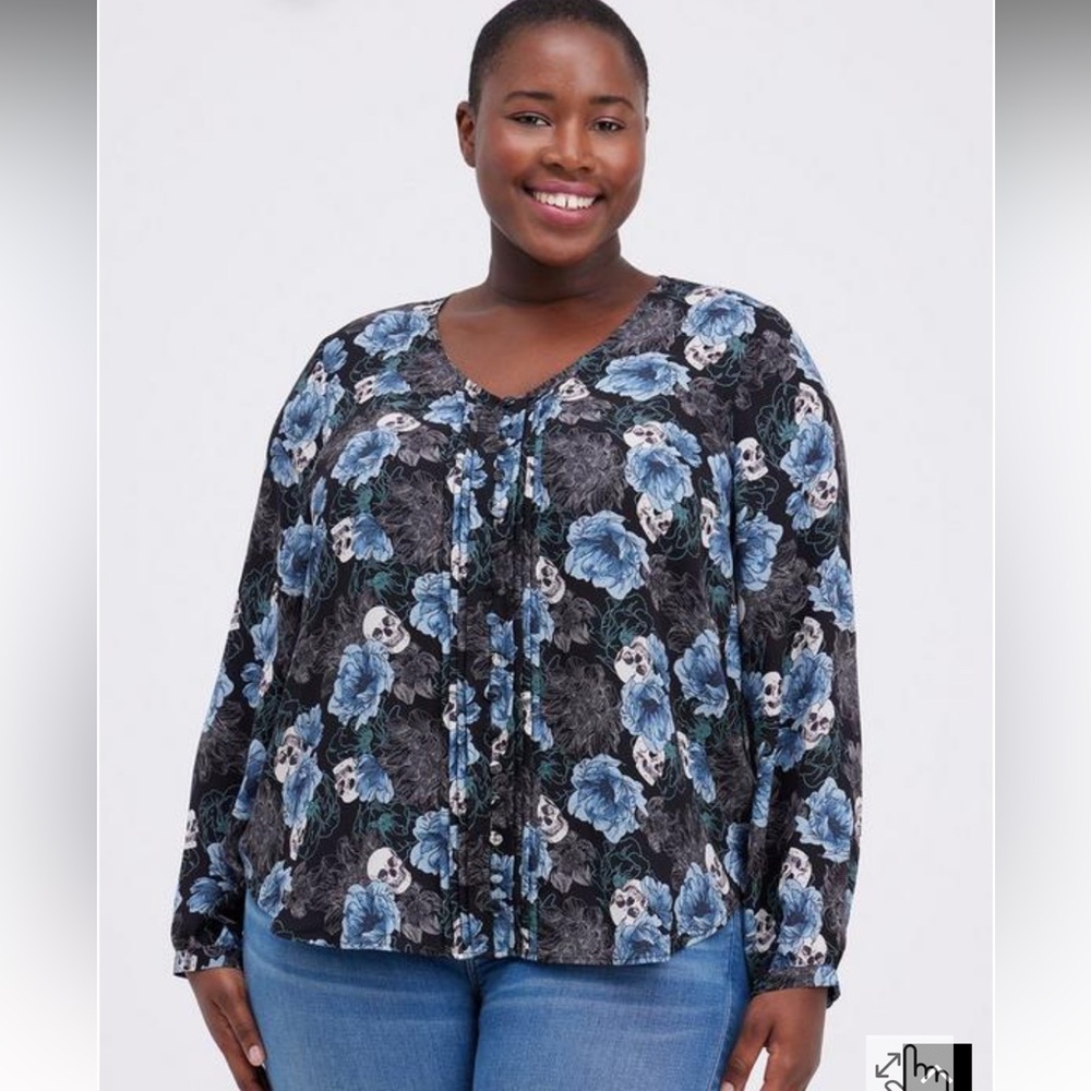 Torrid Plus Size 1X Skullโ Roses Georgette Pintuck Button-Front Blouse